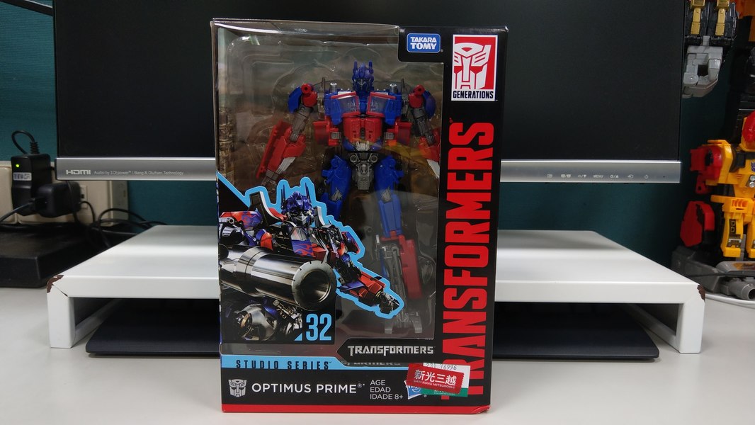 Studio Series 32 Voyager Optimus Prime Out Of Package Comparison Photos  (1 of 6)